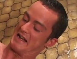 Sharon Vale wird hart Dusche durchgefickt