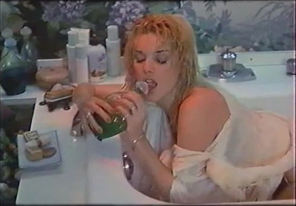 Bathroom soapy blowjob with Marylin Jess. Infirmieres du plaisir (1985)