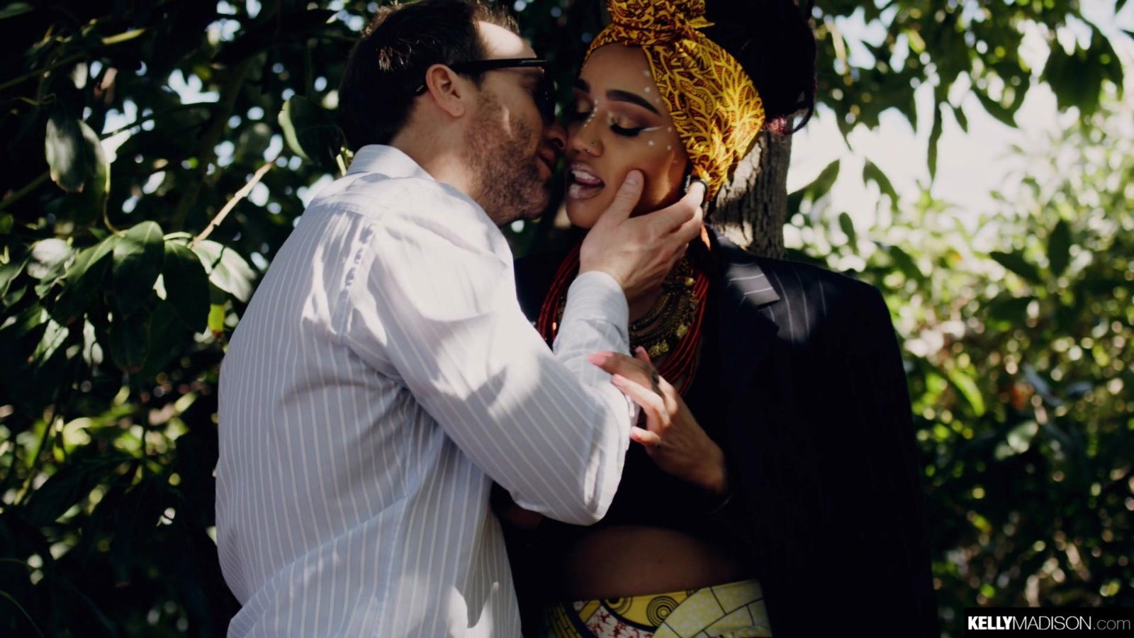 Ebony goddess Julie pussy fingered gives