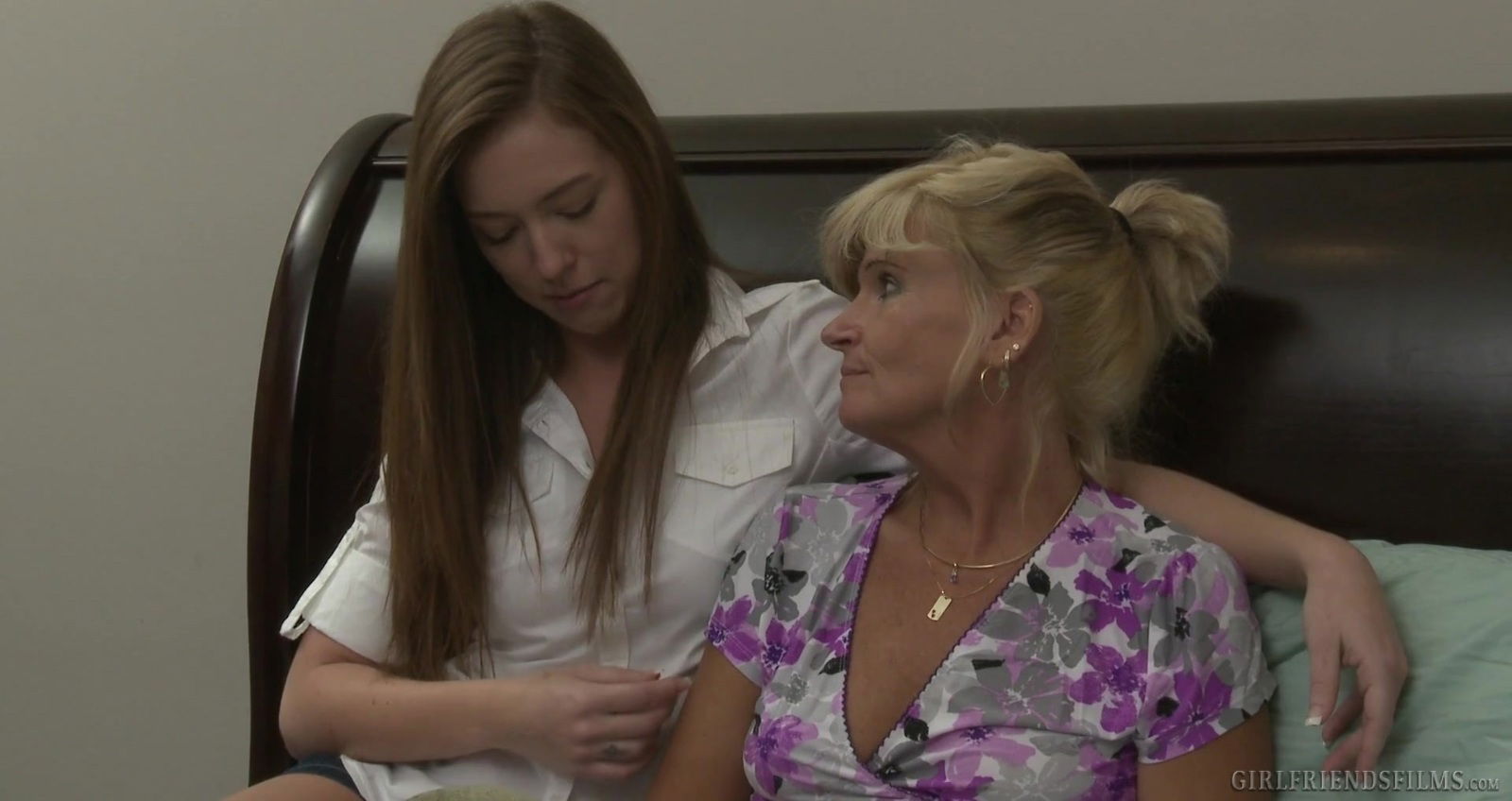 Teen lesbian Crystal Jewels licks mature babes Alyssa Branch's pussy