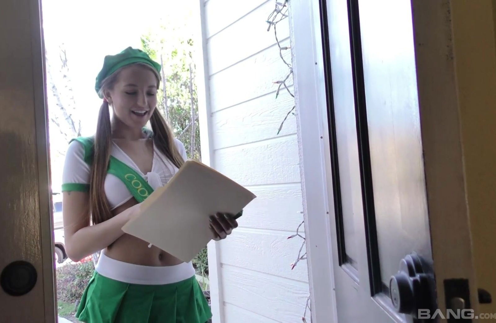 Long haired blonde teen Avery Adair deepthroats before fuck