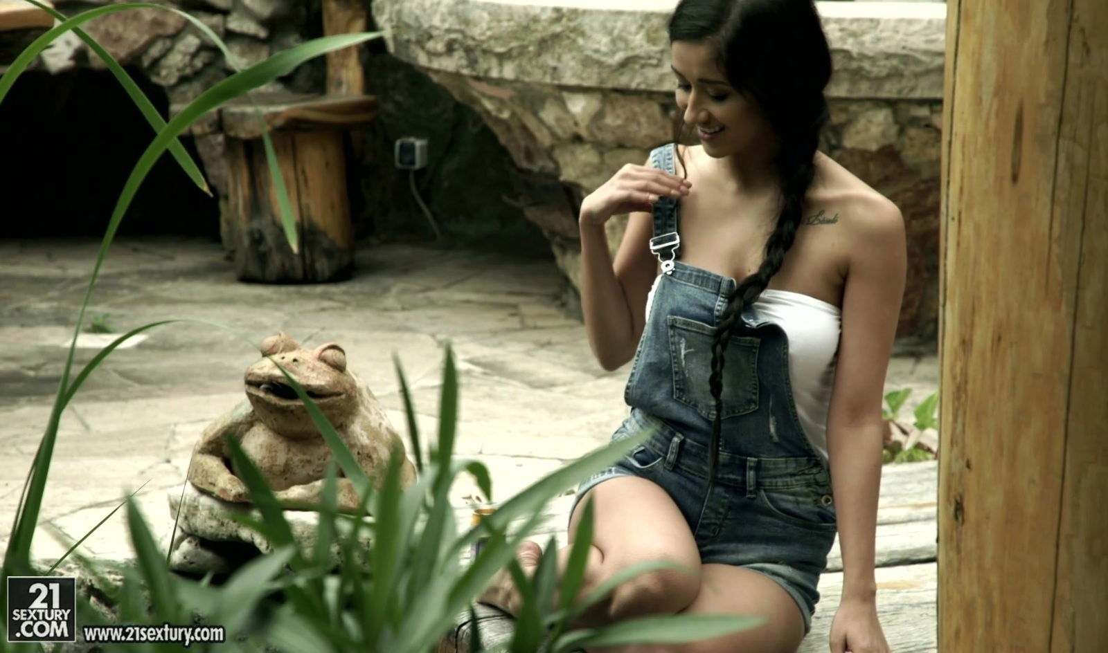 Brunette Darcia gets asshole brutally penetrated