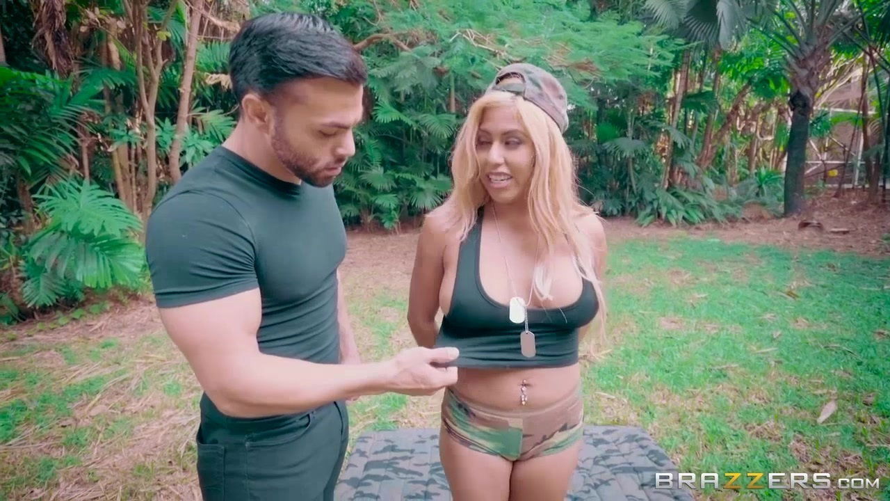 Big booty latina girl Desiree Lopez gets analized sideways outside