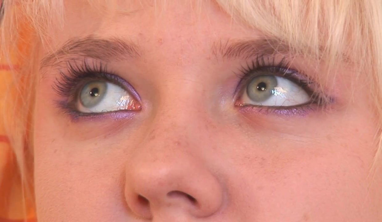 Cock hungry blonde teen fingers her wet slit in bed