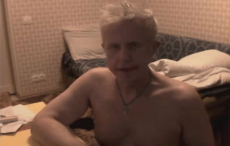 dog Andrew runs on the booth with bare ass