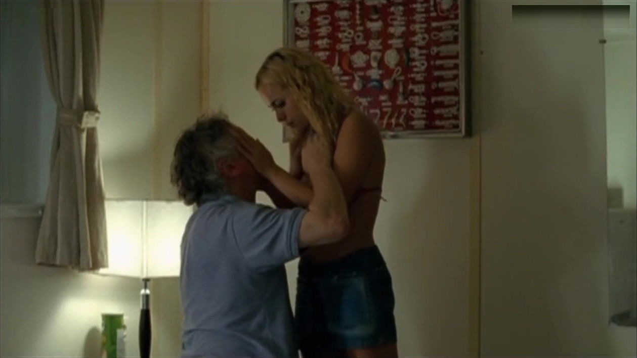 Alice Braga - Topless, Sex with older Man, Striptease - Cidade Baixa (2005)
