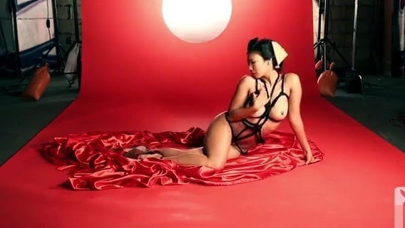 Asian goddess Hiromi Oshima posing naked bedroom