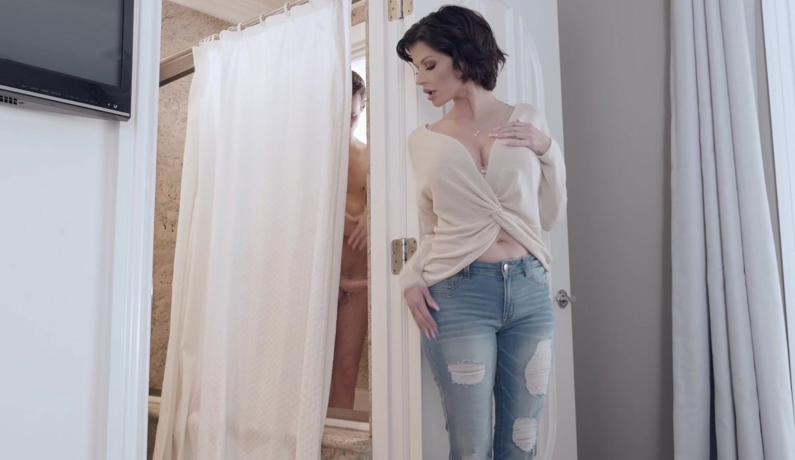 Joslyn James gets pussy banged horny friend bath