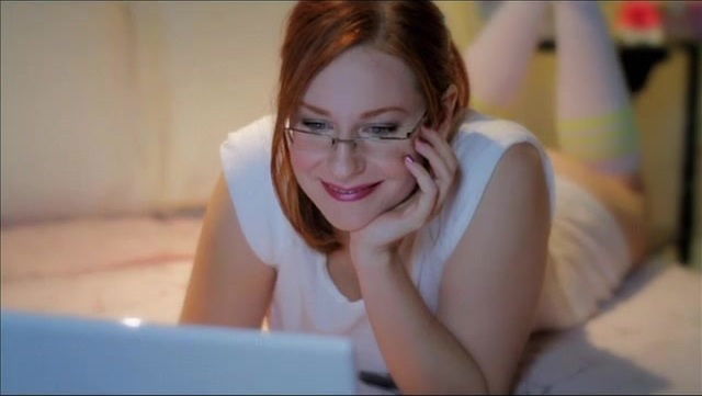 Camille Crimson donne une fellation à Hawt en chaussettes