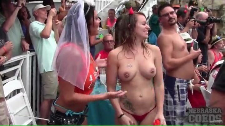 Amateurs with great tits dance at the pool party