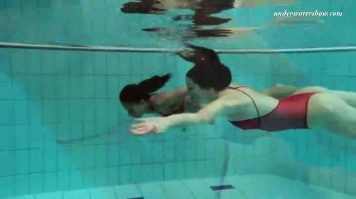 Two beauties get naked underwater