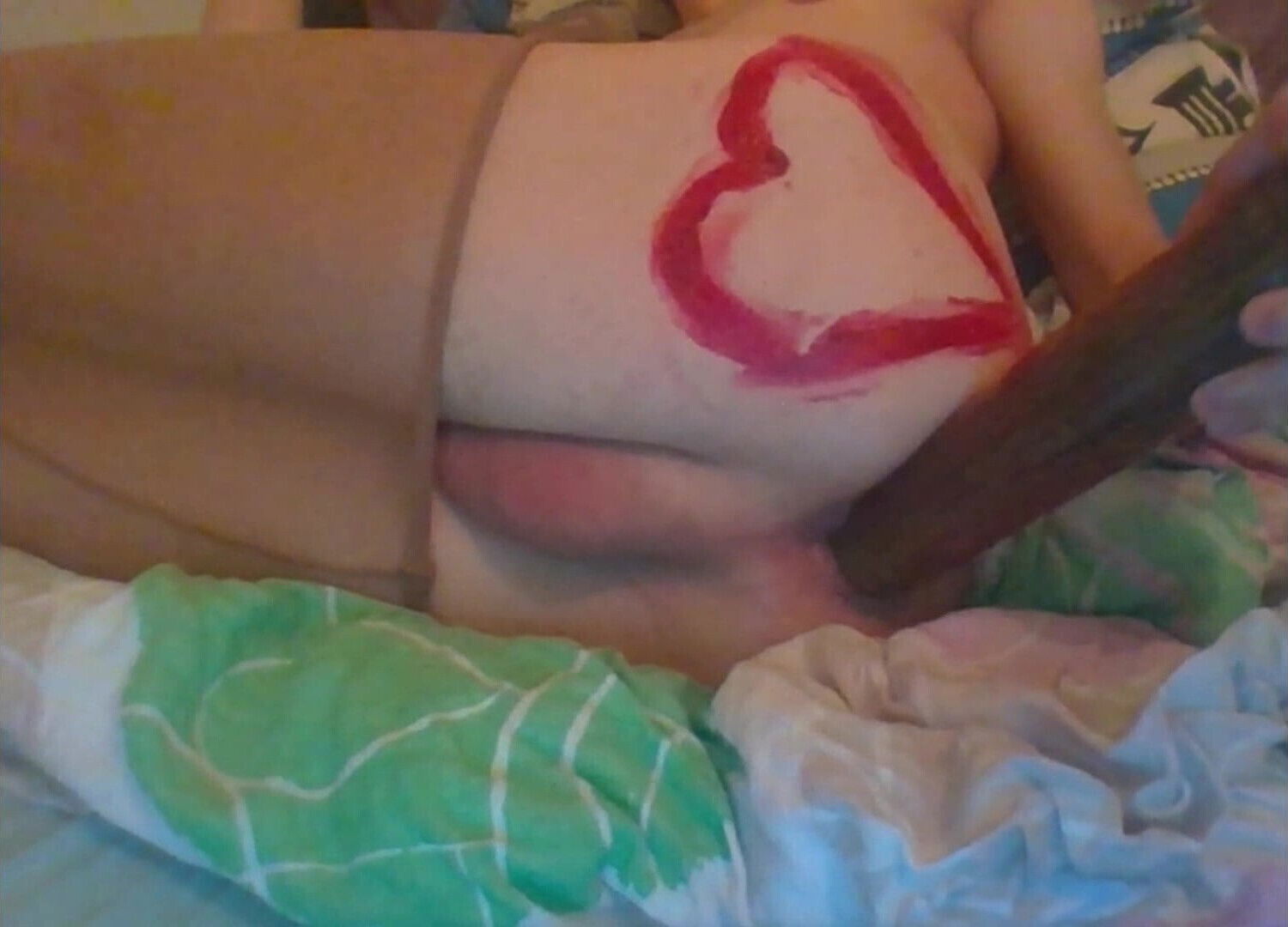 Camboy loves lipstick and with cucumber anal