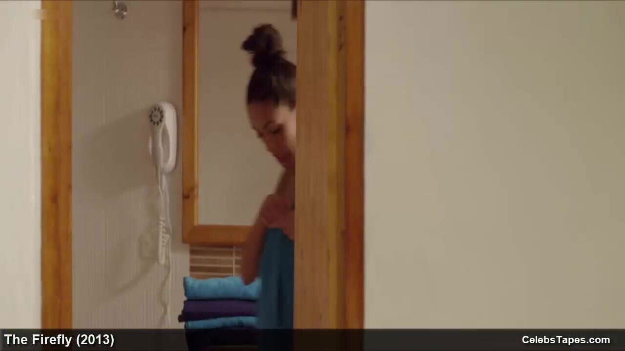 Carolina Guerra & Olga Segura naked romance scenes