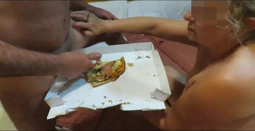 La bourgeoise impudique devant son Maitre, suce sa queue