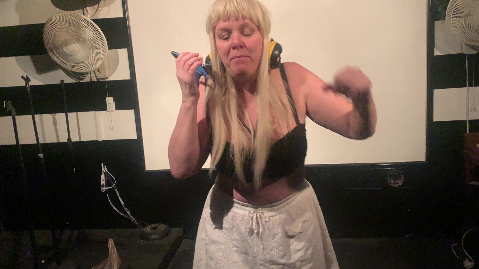 Sexy blonde sings sumdays