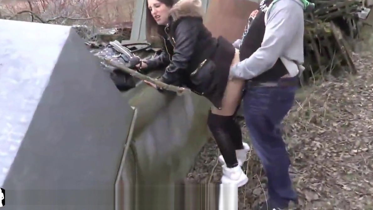 Queen Paris wird outdoor gefickt