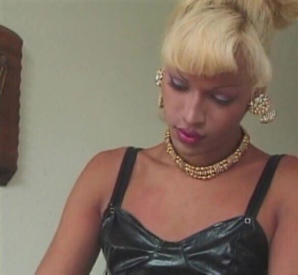 Shemale Andrezza fucks guy