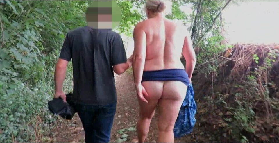 La bourgeoise se balade avec un jeune avant de le sucer