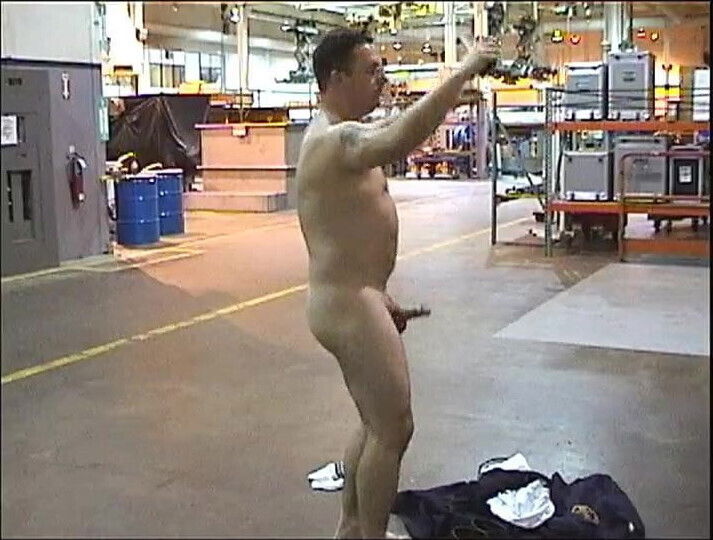 Luvbennude strips at work