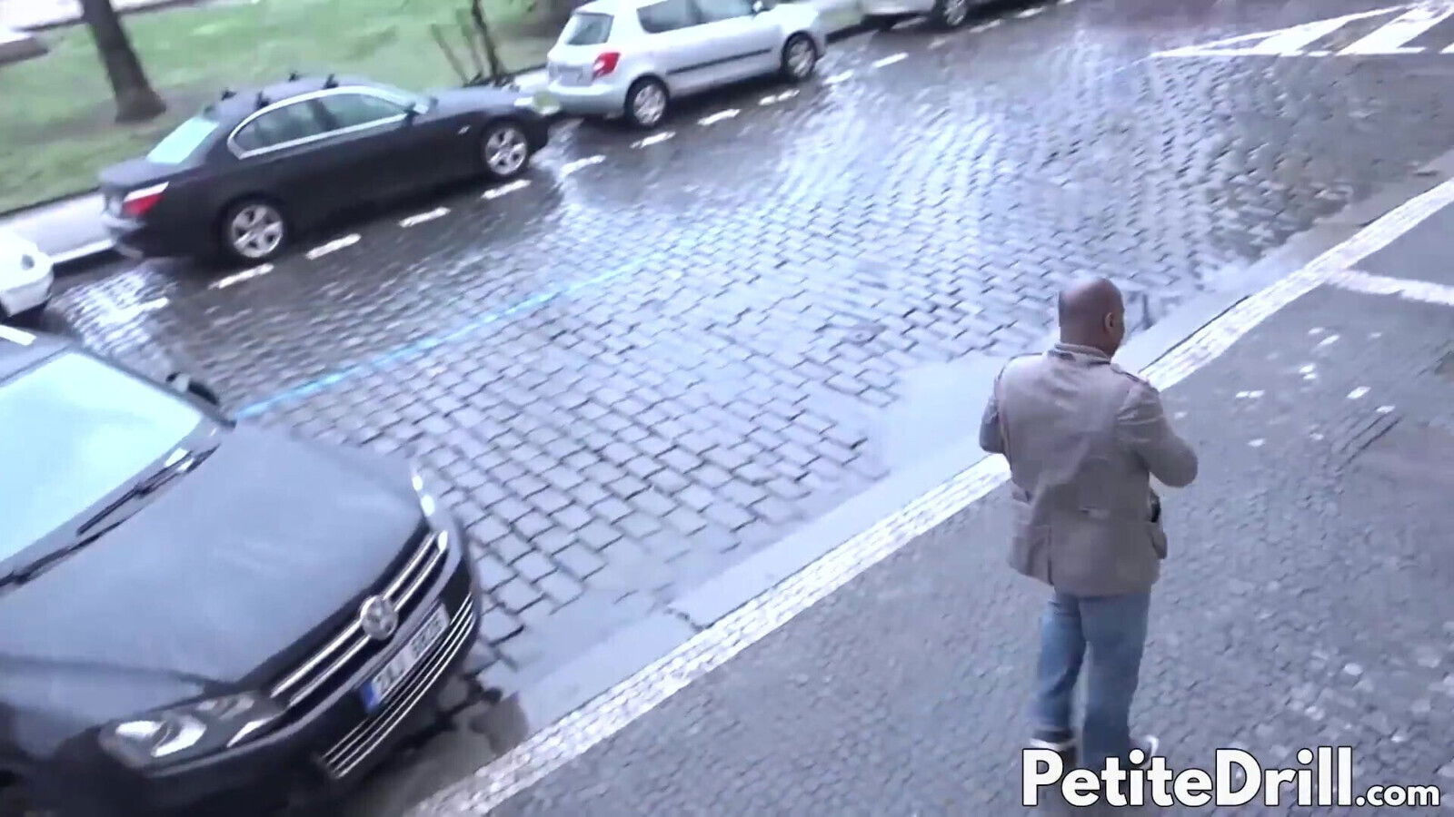 Petite slut Catrine Love fucked while receiving oral