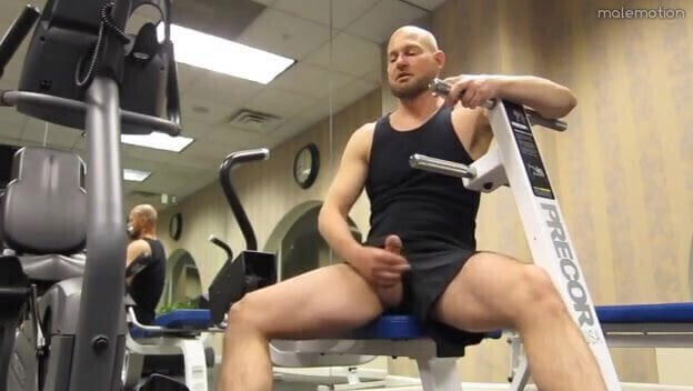 MUSCLE NERD JERKOFF AT GYM