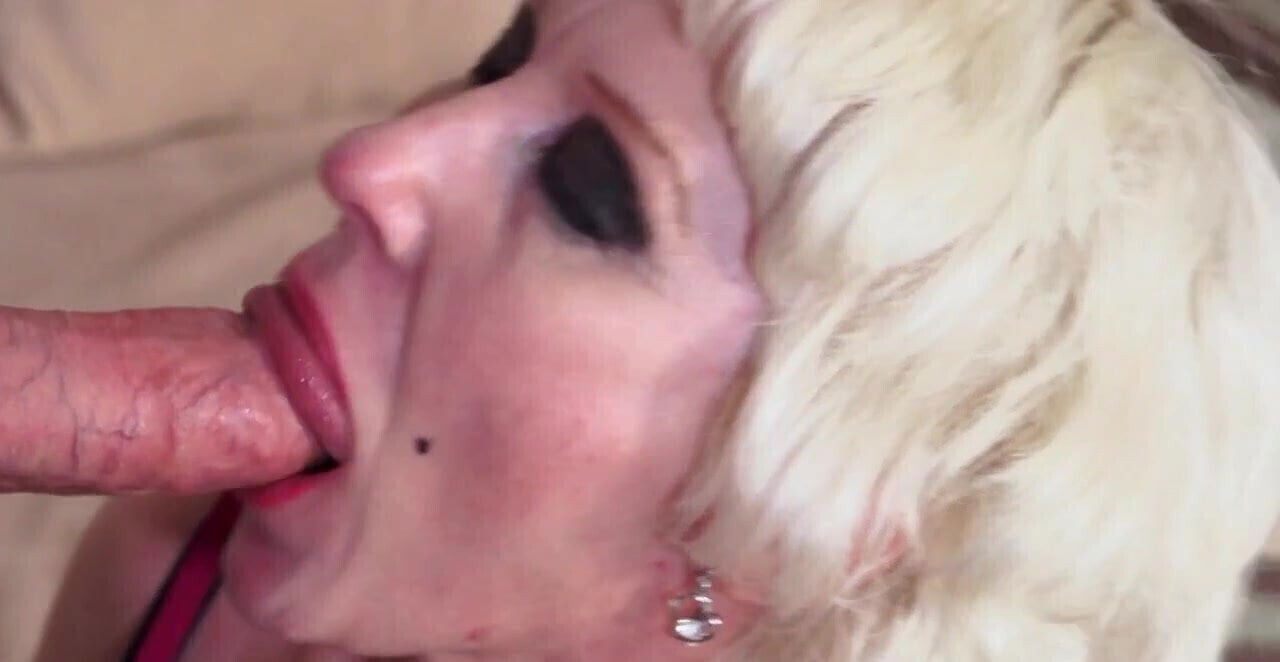 Amazing blowjob by hot older woman