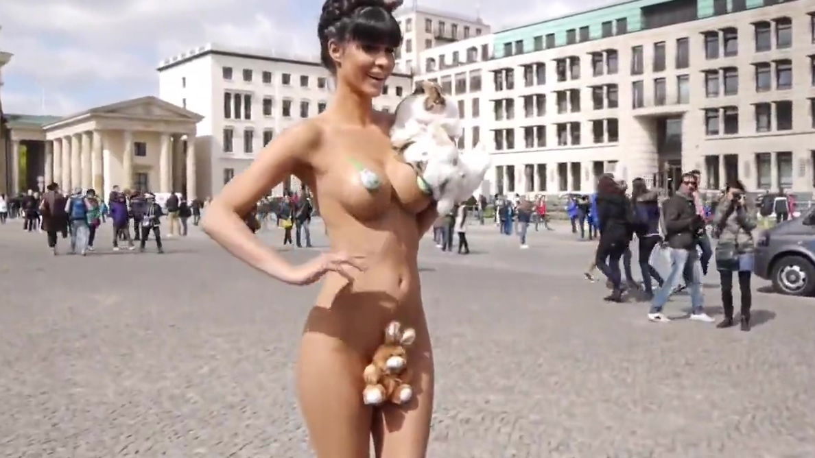 Micaela Schaefer nackt am Brandenburger Tor