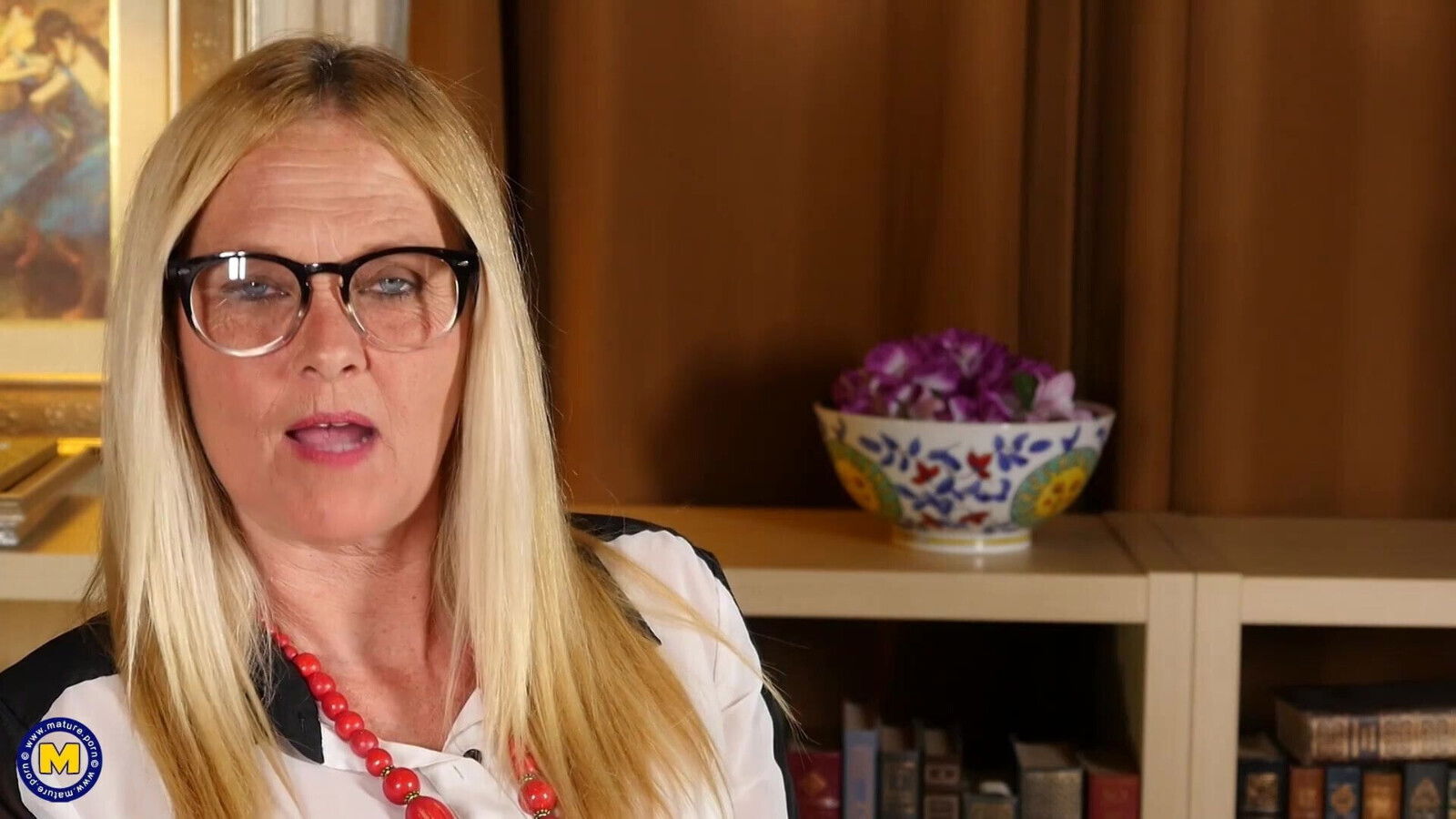 Mature nerd busty mom fucks her vagina