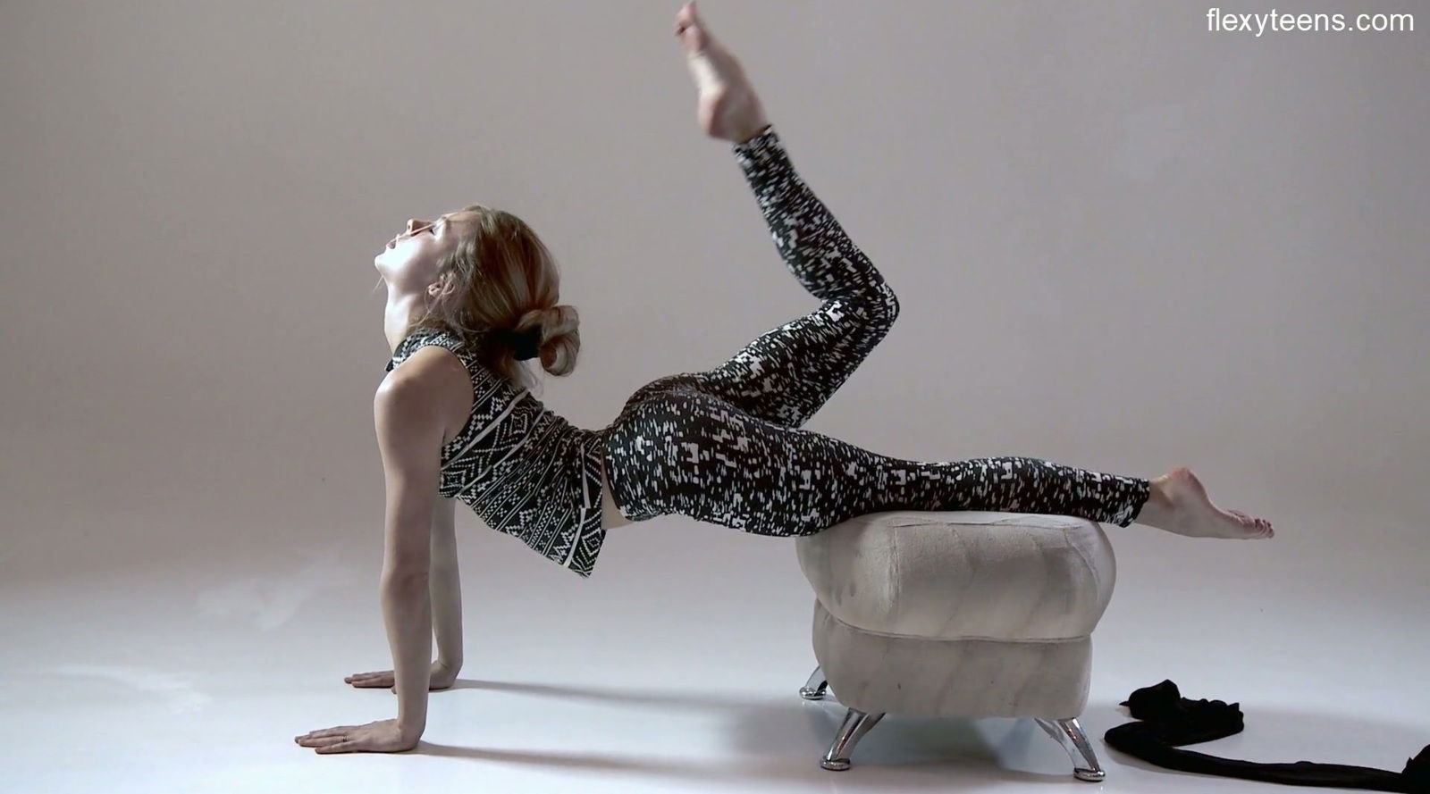 Ardent sporty beauty Rita Mochalkina does splits to show you her sexy ass