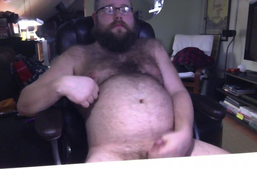 Hairy bearded big bear cums