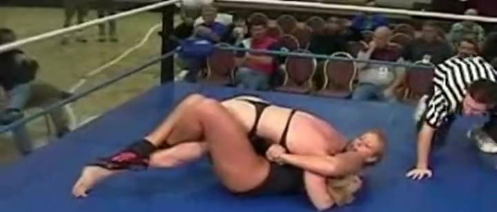 6'3 AMAZON BUNNY GLAMAZON IS SQUASHED LIKE A BUG BY A SMALLER OPPONENT