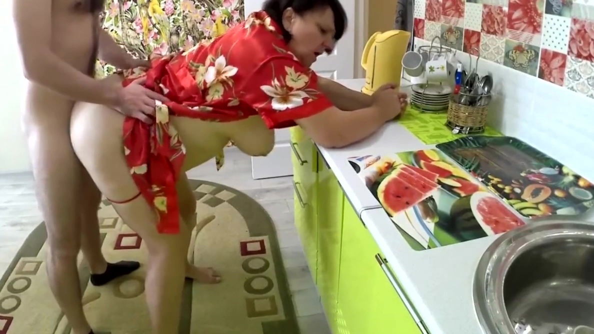 Casalinga italiana scopata nel culo mentre il cornuto lavora