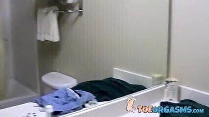 Two foot fetish twinks masturbate during feet worshiping