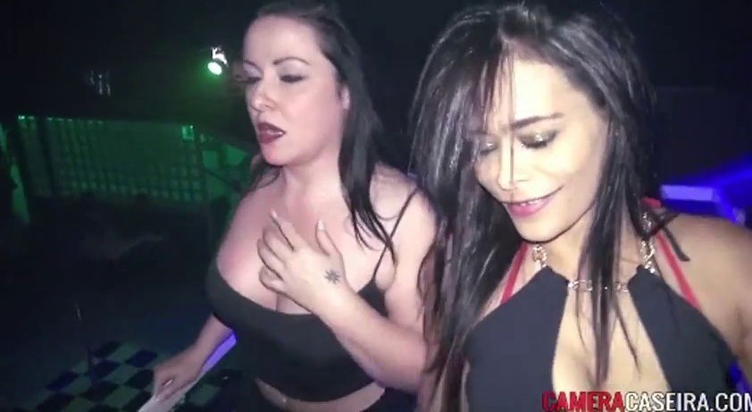 duas morenas gostosas dançando ficando nuas