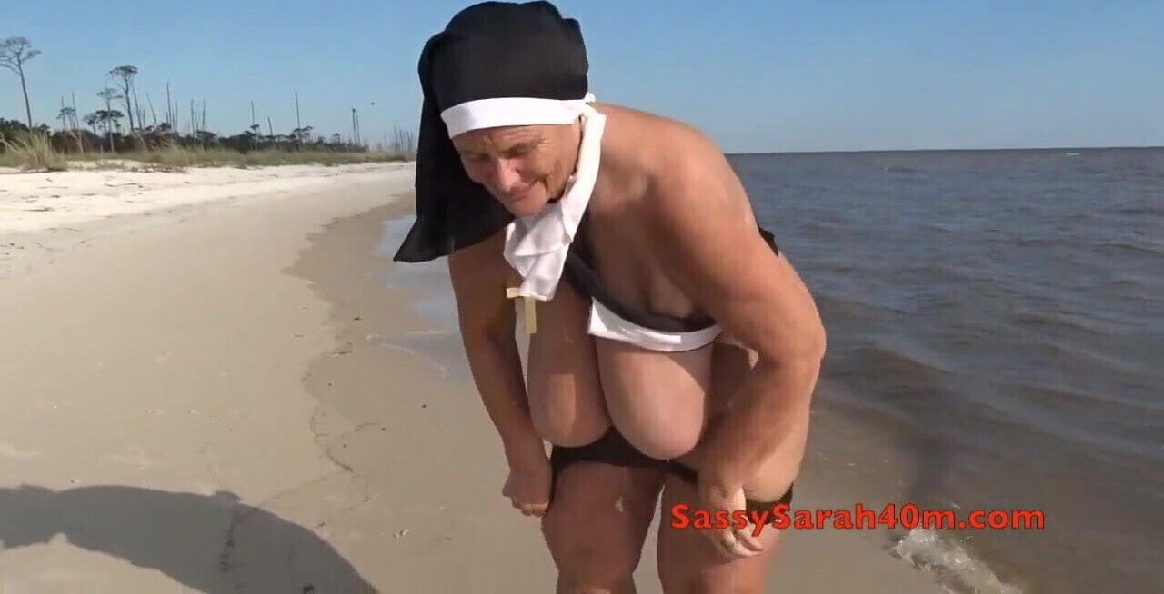 Sister Sarah 40m gets her long saggy tits out