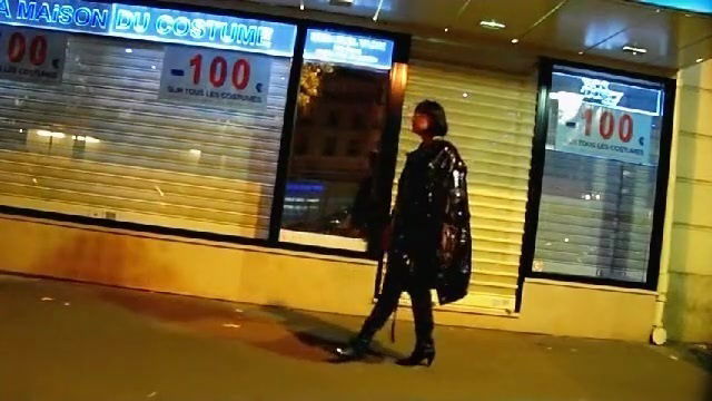 Promenade À Neuilly, En Tenue De Salope