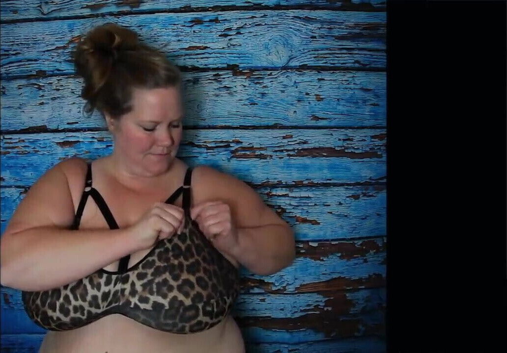 Busty Youtuber trying different bras on her fat tits