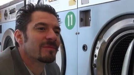 Ewy russo a la laverie