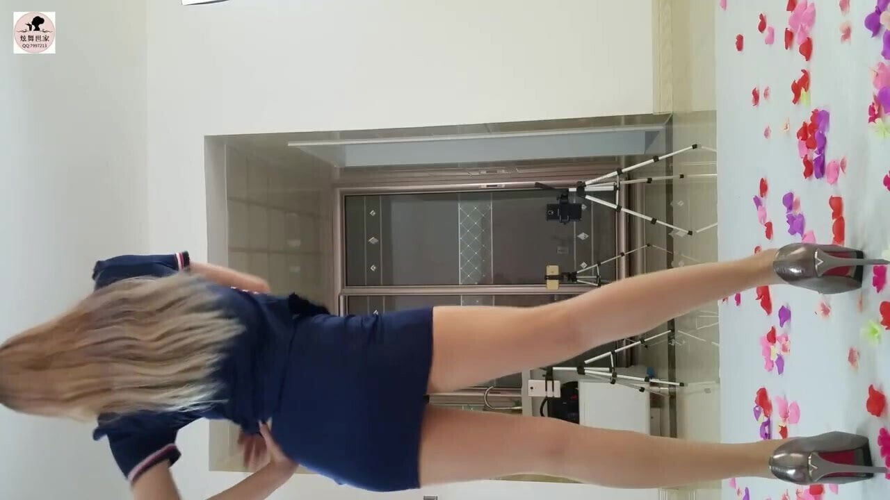 balla mostra gambe favolose collant chiari