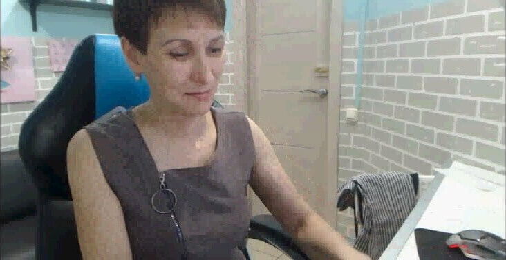 girl show me her bra unzipping the dress