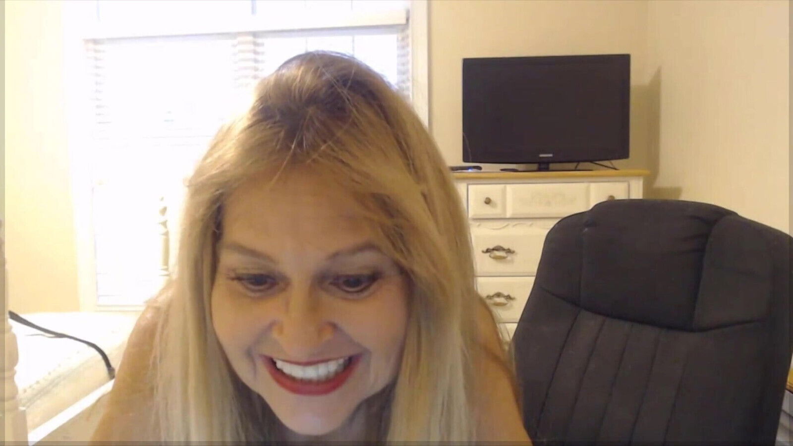 Awesome blonde GILF likes play