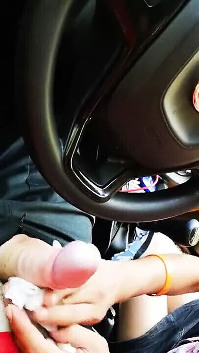 Stara ciganska kurvetina pusi svrsavanjem usta