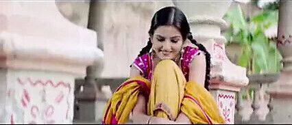 Bhojpuri Actress showing Cleavage