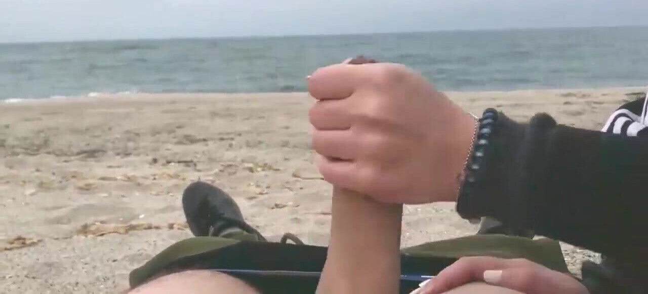 muschi des jungen madchens ist am offentlichen strand creamp