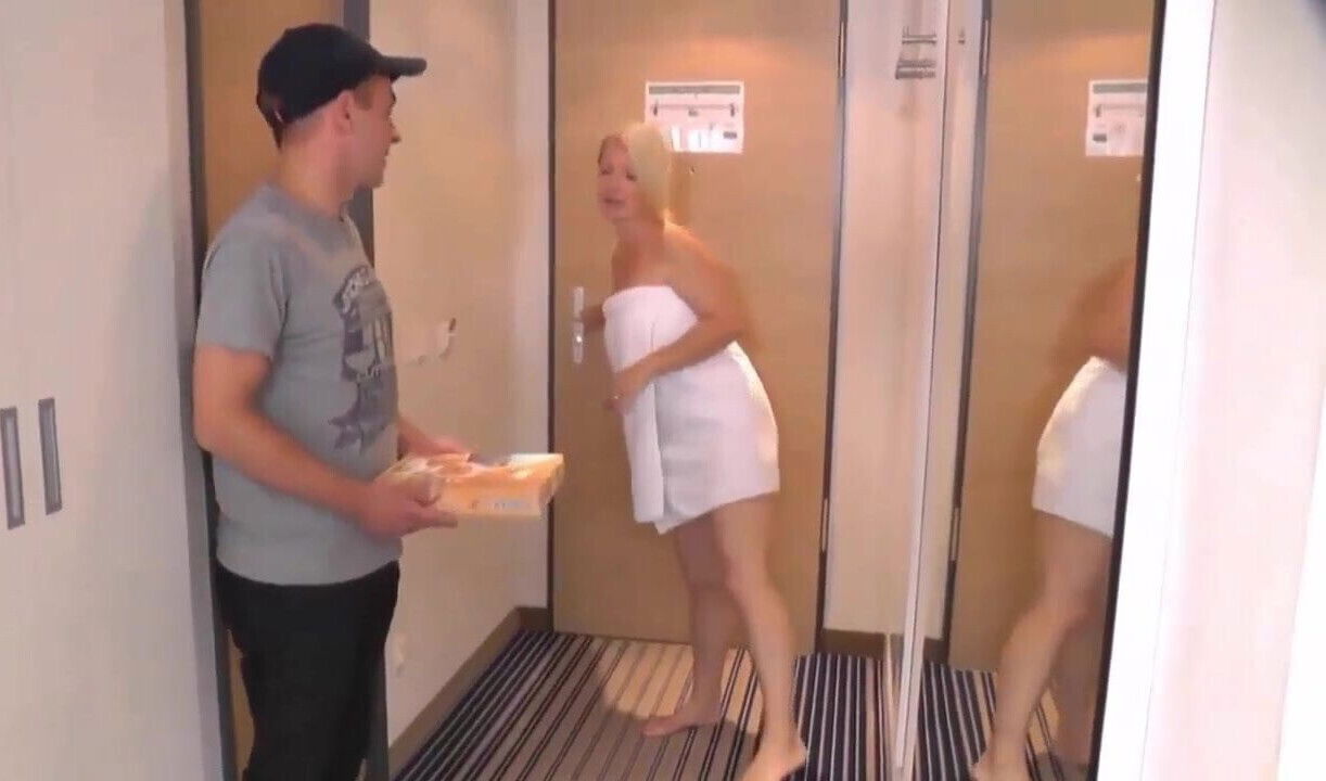 Pizzajunge ficken heiBe Blondine