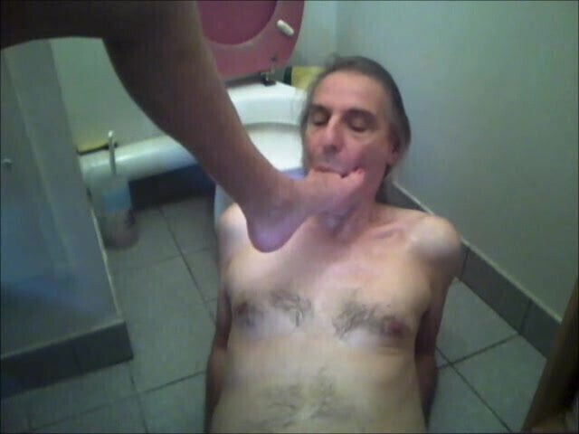 pisse dans bouche fait lecher pieds
