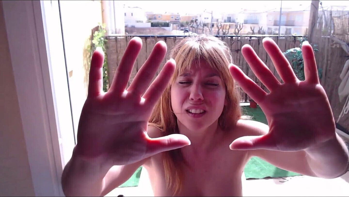 Elle se masturbe sur sa terrasse et son voisin regarde 