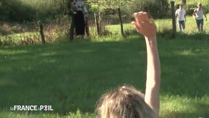 Estelle prend un bain de soelil, mais deux copains arrivent