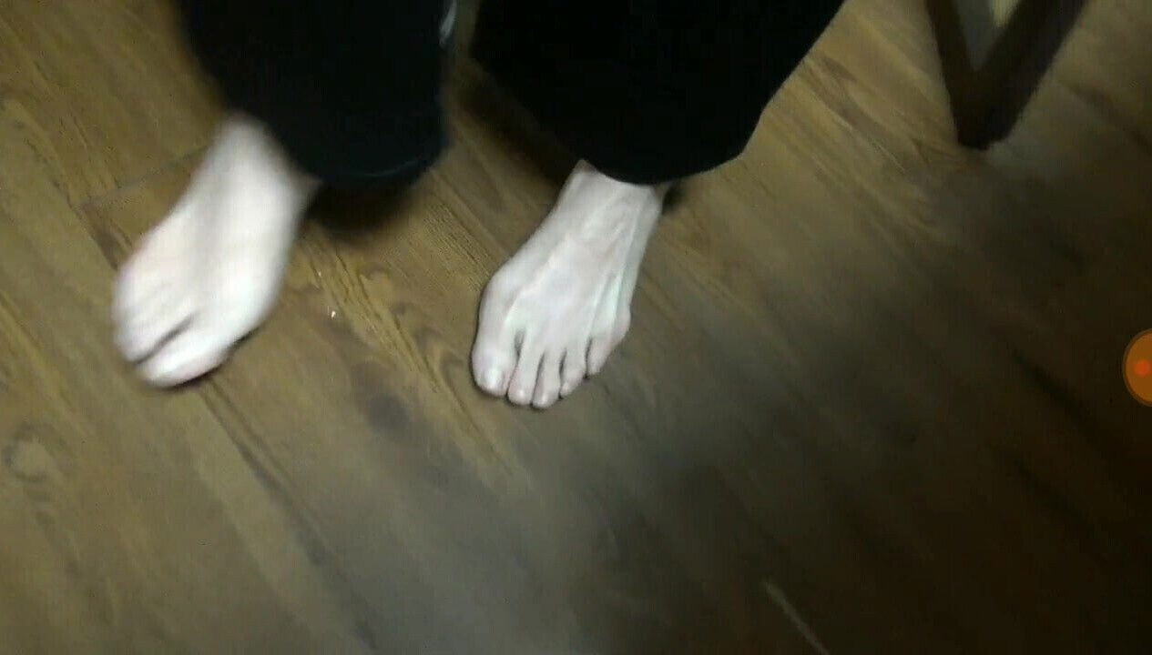 Sexy mature feet with lovely bunions