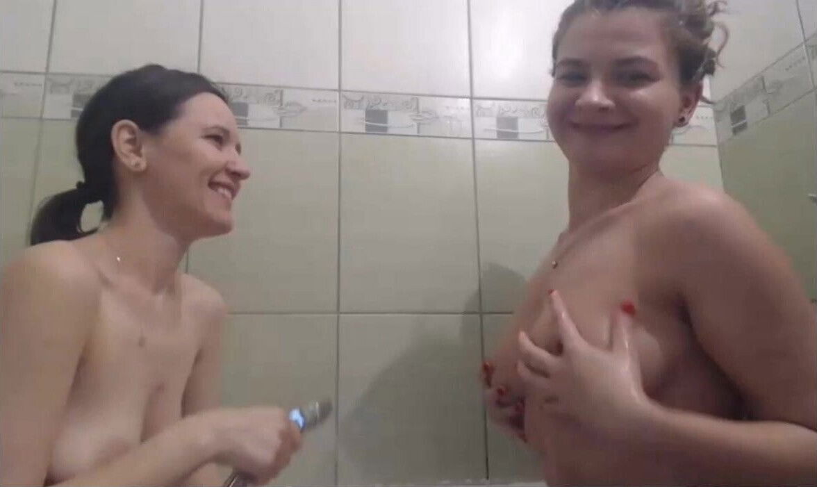 2 hot amateur girls in the bathtub